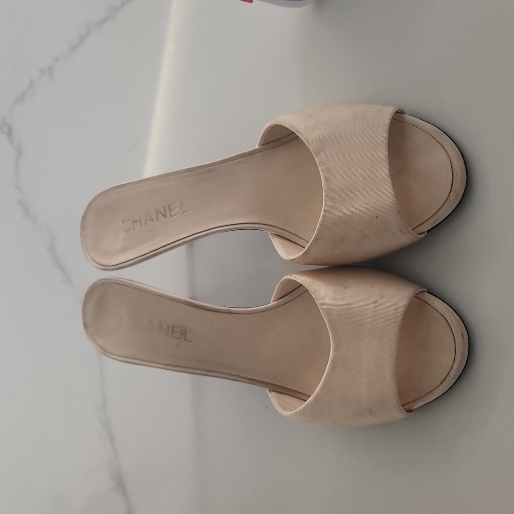 Authentic vintage Chanel kitten heels